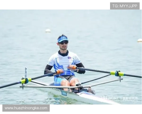 足球明星划船比赛精彩瞬间展现运动员风采与团队合作精神的完美结合