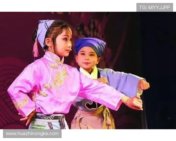 足球明星化身老人展现人生百态引发热议与感动