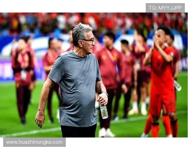 足球明星的奢华生活背后隐藏的混乱与困扰揭秘