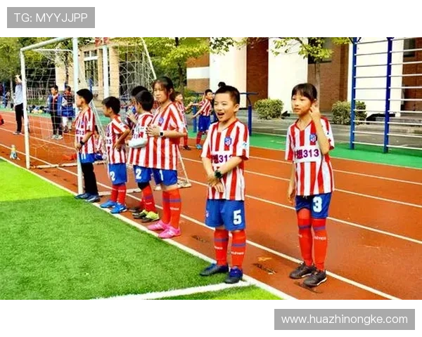 几个小孩兴奋地围观足球明星的精彩表演与梦想追逐