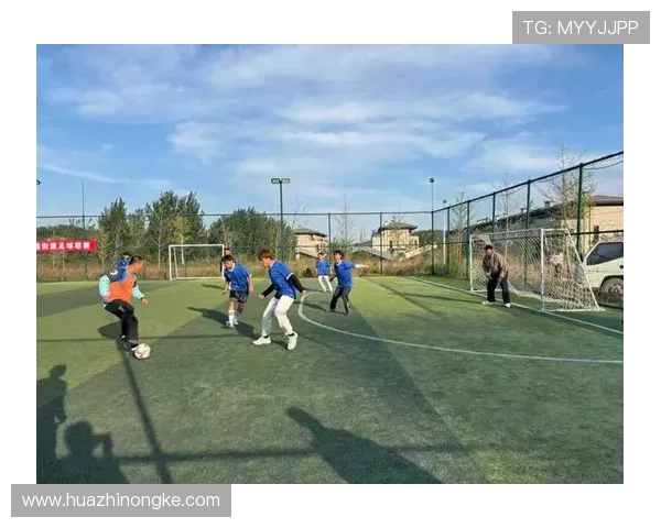 扛糖葫芦的足球明星如何在绿茵场上展现独特魅力与风采