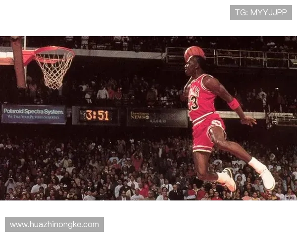 足球巨星挑战扣篮大赛展现惊人弹跳力与运动天赋的精彩对决